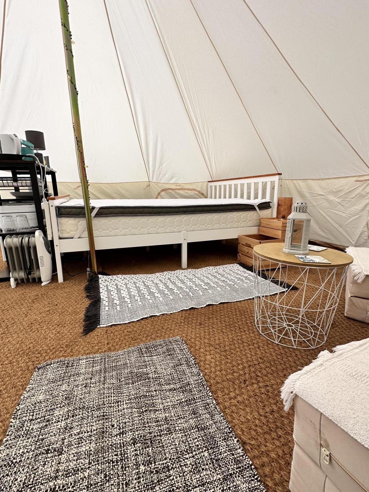 Villa Spacious Bell Tent At Herigerbi Park Lincolnshire Grantham Exterior foto