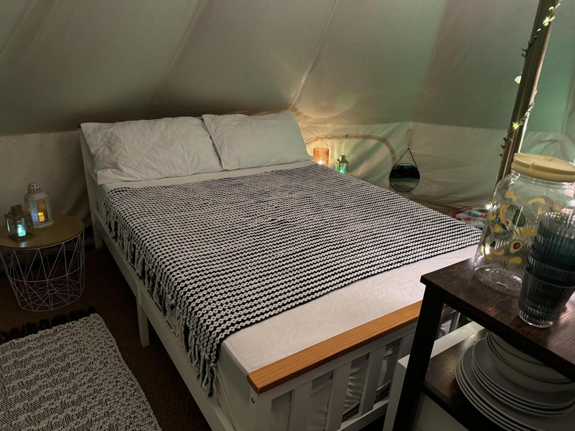 Villa Spacious Bell Tent At Herigerbi Park Lincolnshire Grantham Exterior foto